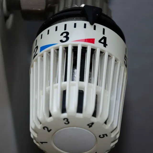 Válvula termostática montada num radiador de aquecimento central.